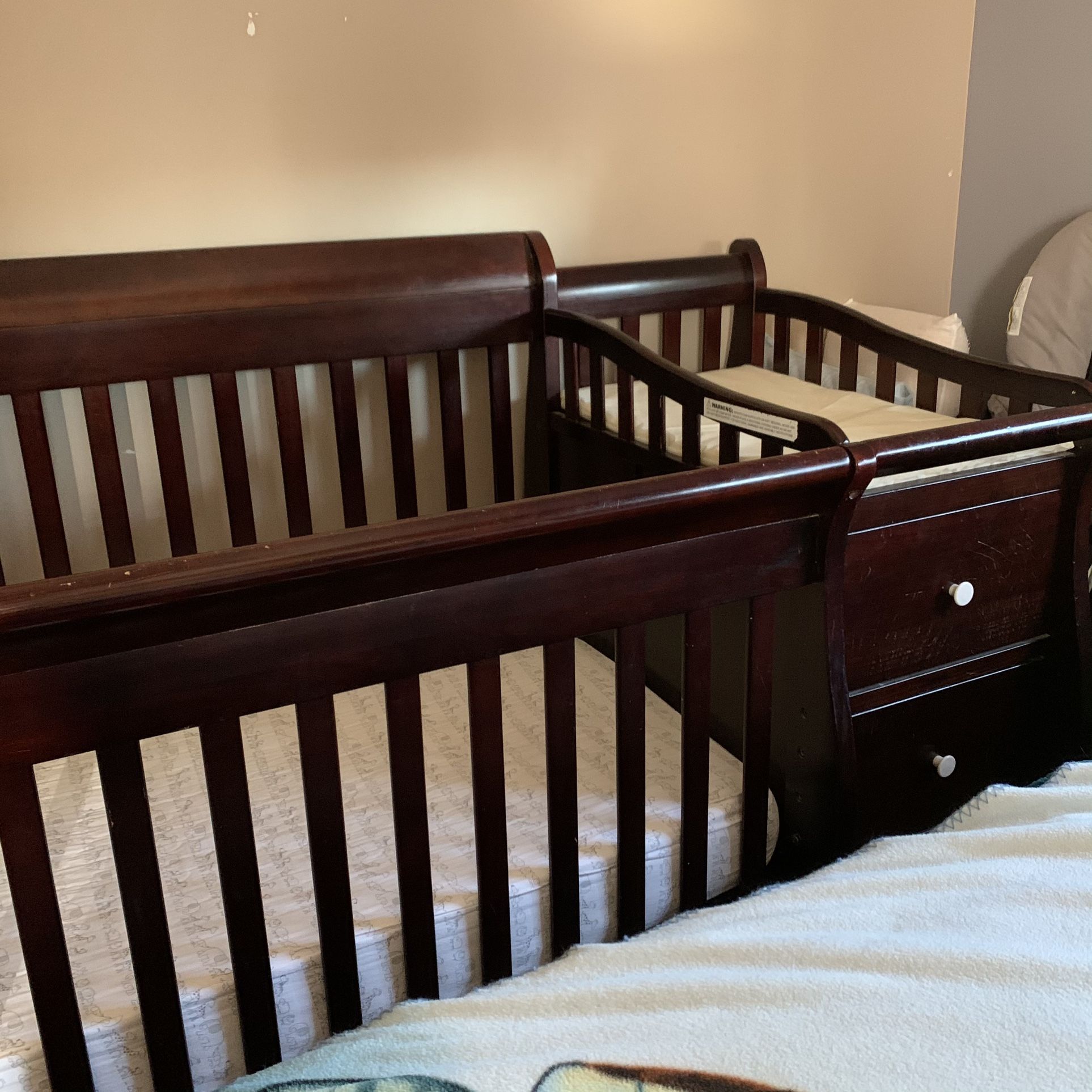 Baby Crib Changing Table & 3 Drawers