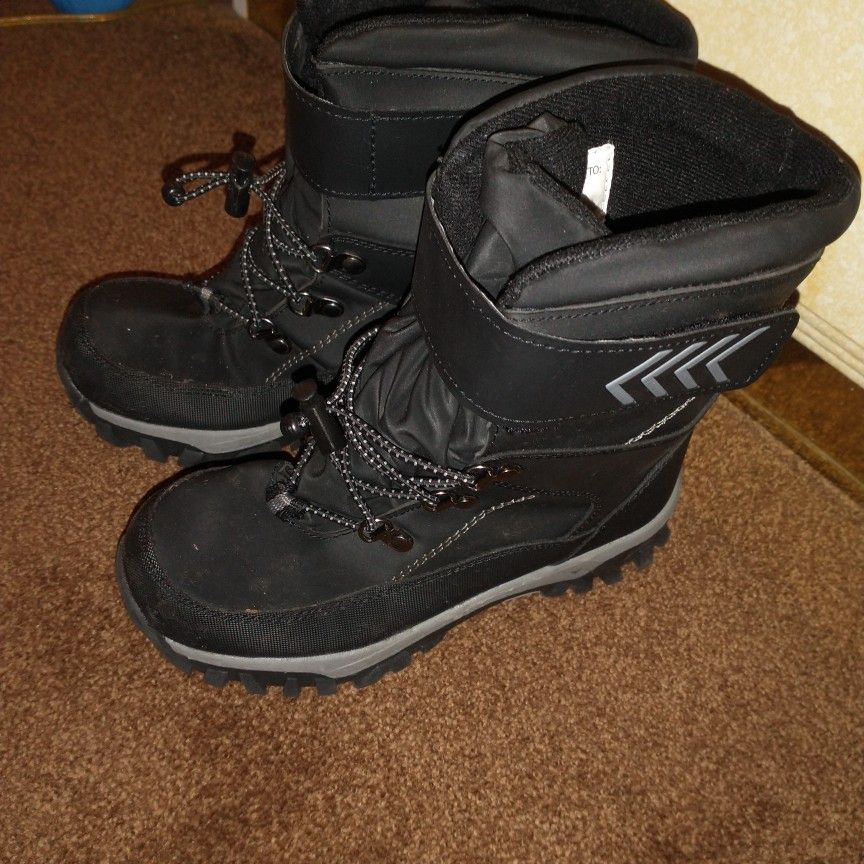 Boys Snow Boots Size 3 (not toddler)