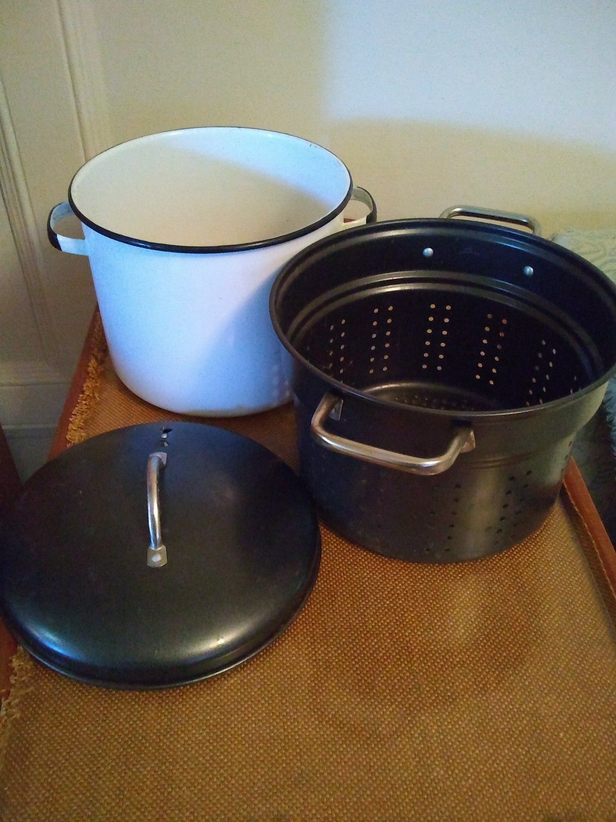 Stock pot and Food steamer both porcelain, see all pictures pickup Western/Devon ave Chicago