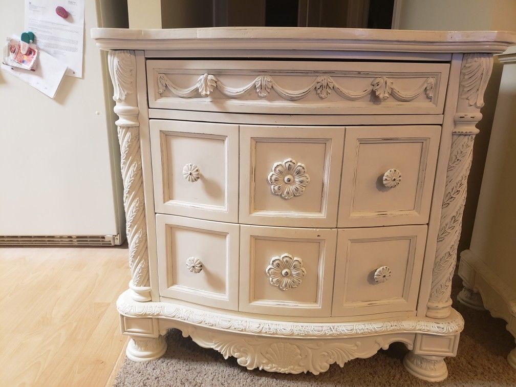 3 Drawer Dresser With Custom Wood Work