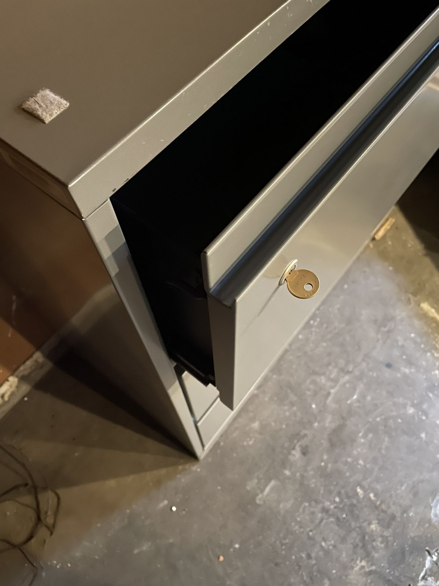 File Cabinet / Steelcase / Lock & Key