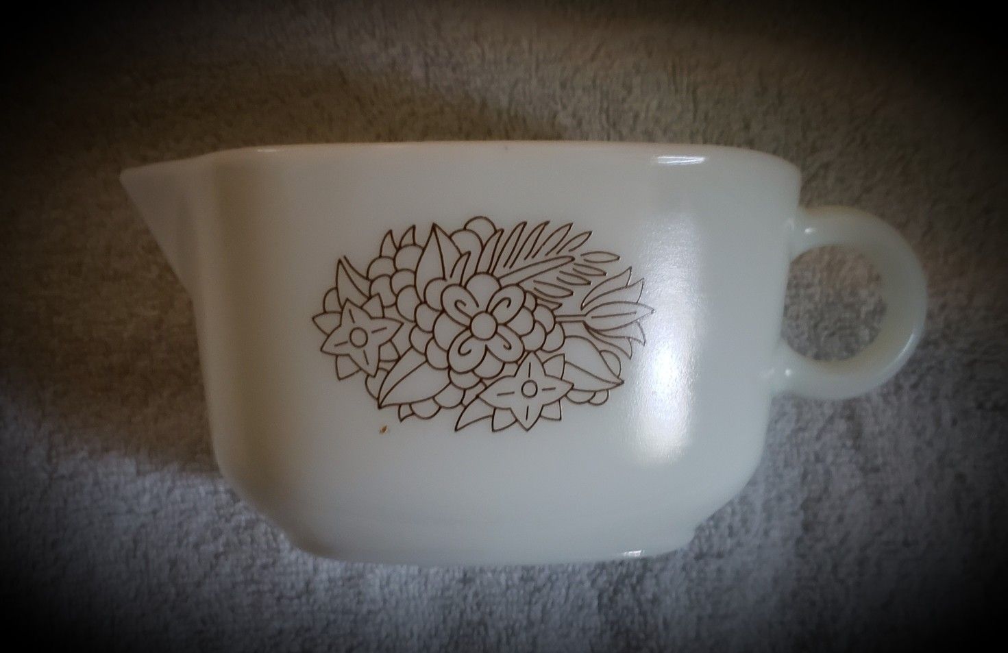 Pyrex gravy bowl