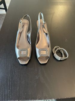 J Renee Silver Leather Shoes Size 9.5 With Matching Silver Bracelet Thumbnail