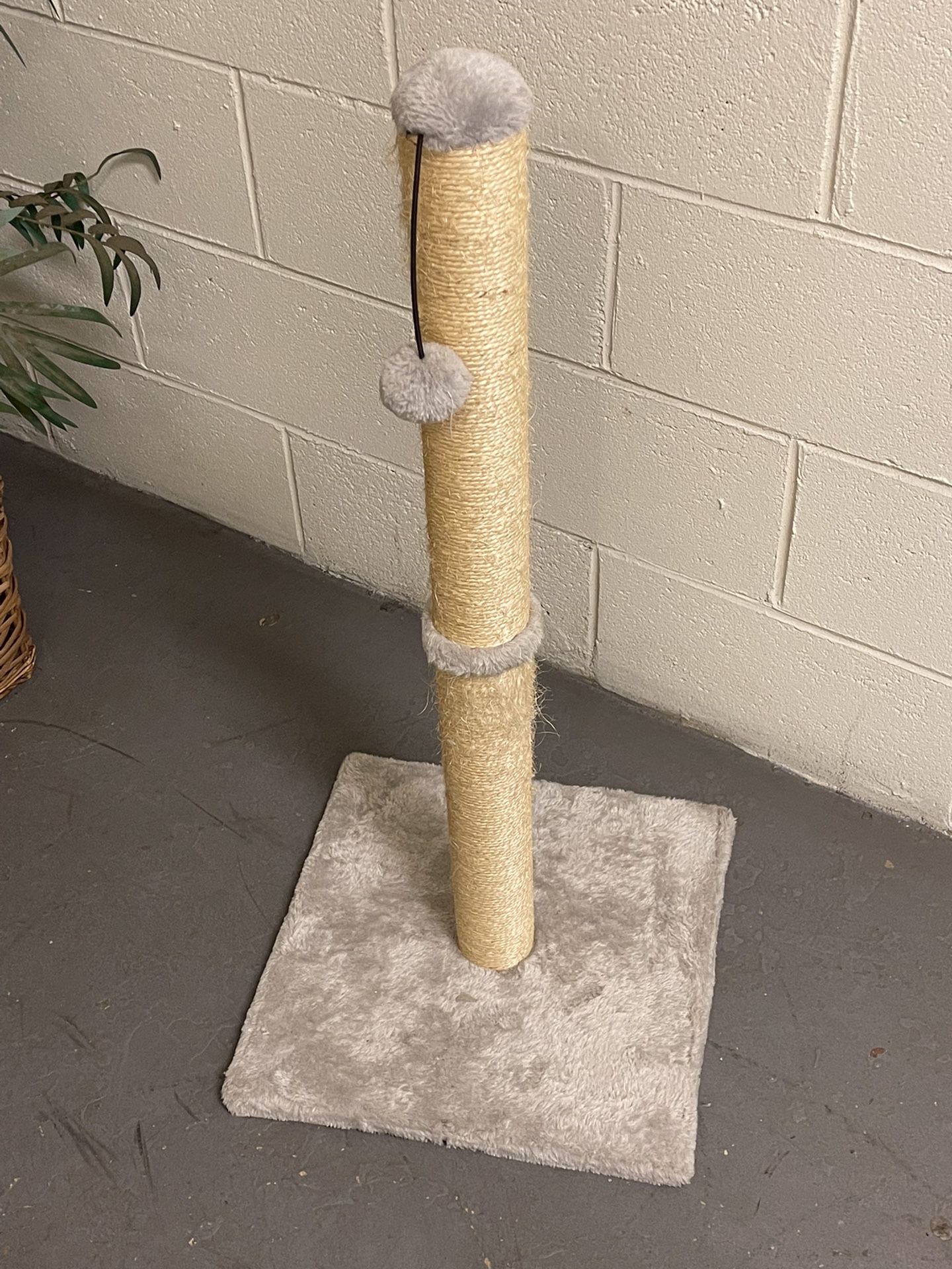 TALL, CARPETED, CAT SCRATCHING POST - LIKE-NEW!! - firm price