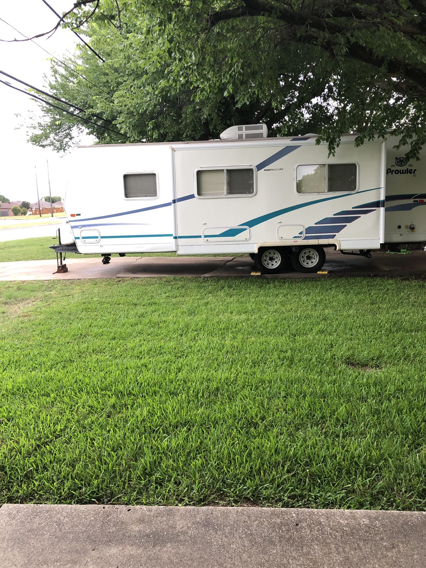 2002 prowler 28 ft bumper pull with slide out sleeps 6 for Sale in