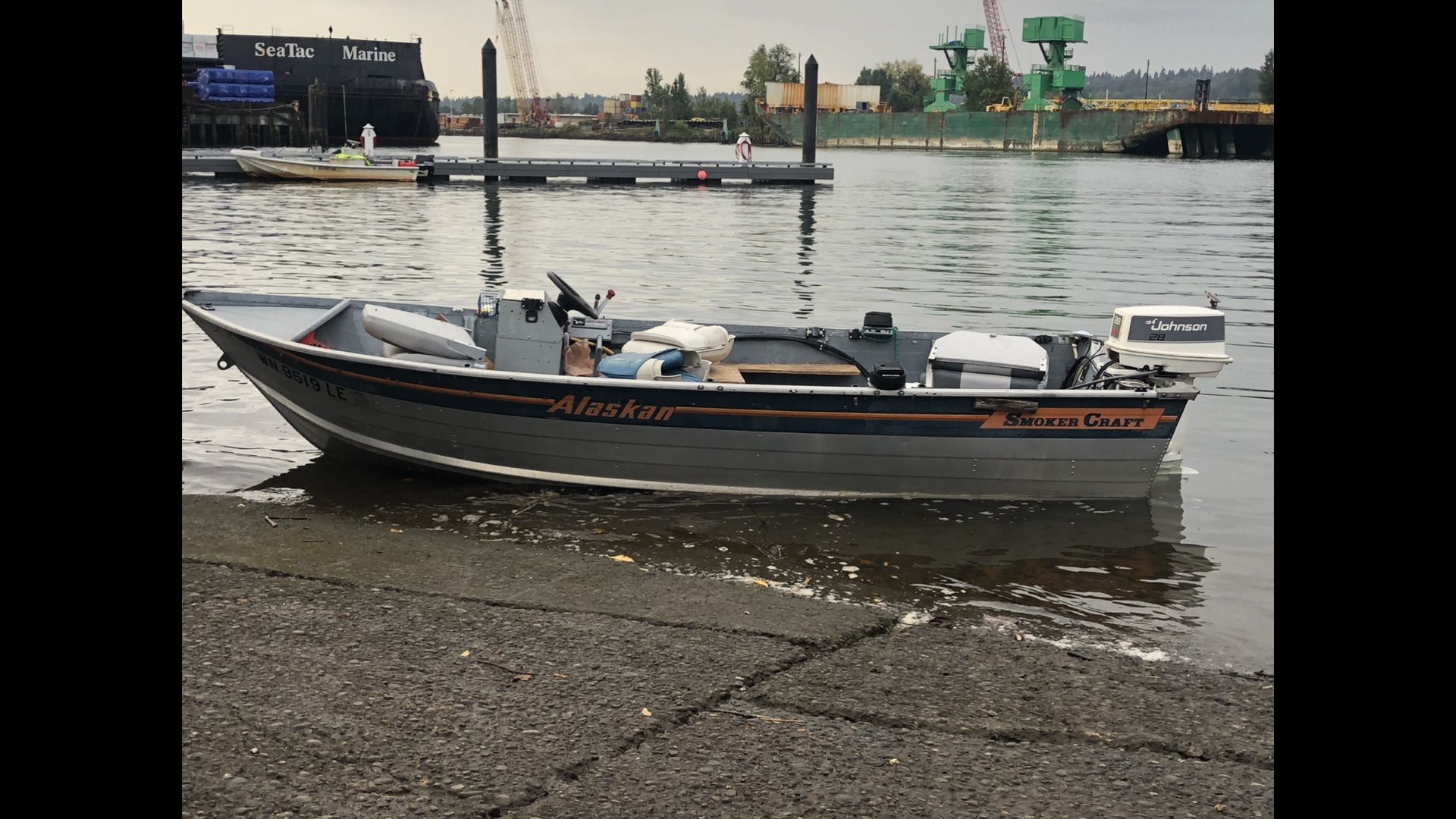 Smoker craft 15’ aluminum boat with Johnson 28 spl for Sale in Seattle