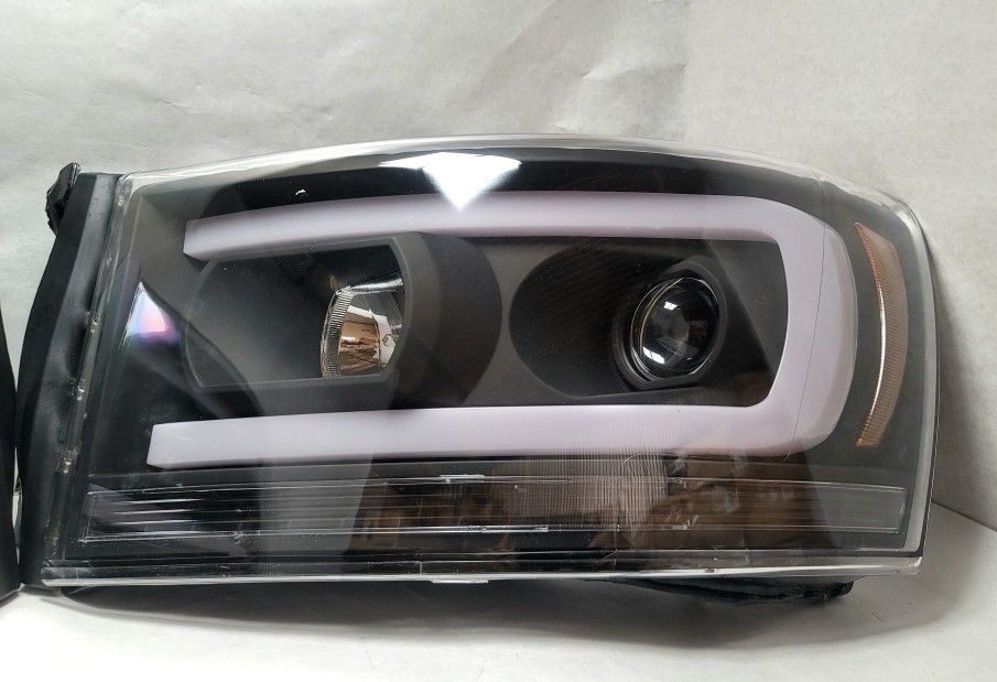 Headlights For 06-09 Dodge Ram LED DRL+Chasing Signal Lamp Projector