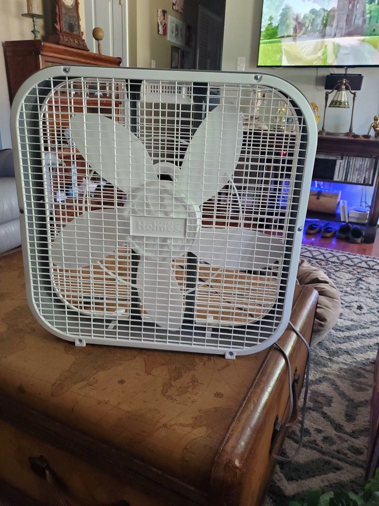 21in X 20in Holmes Box Fan