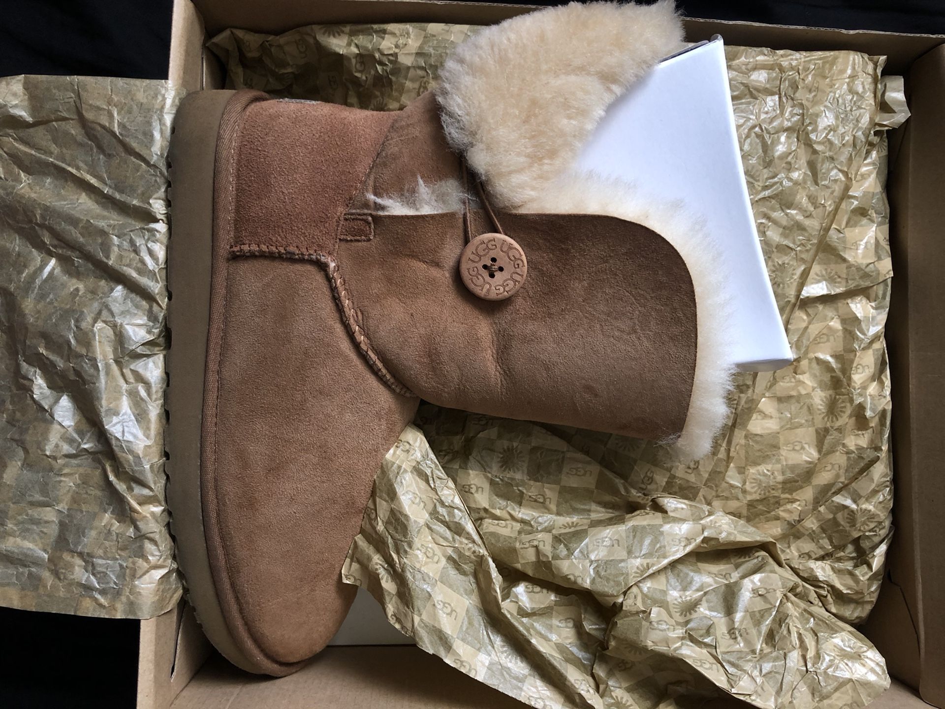 Ugg Boot With Side Button Size 11