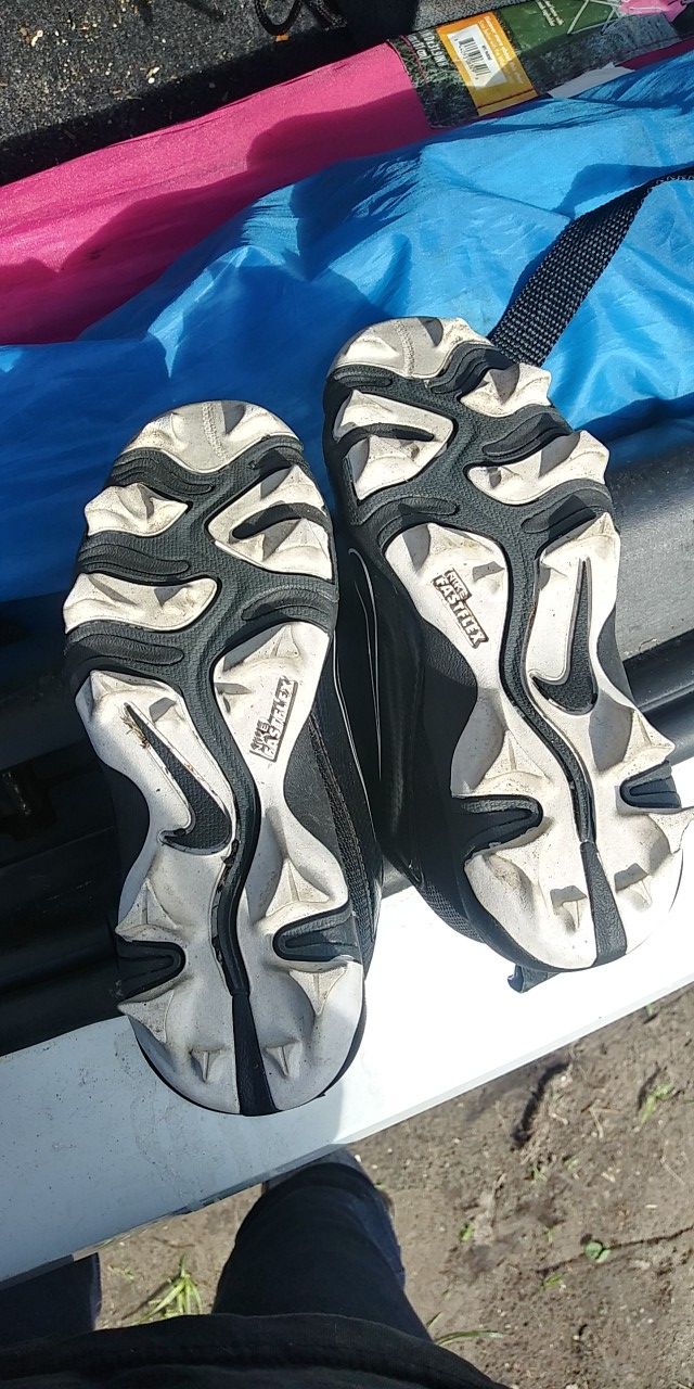Youth football cleats