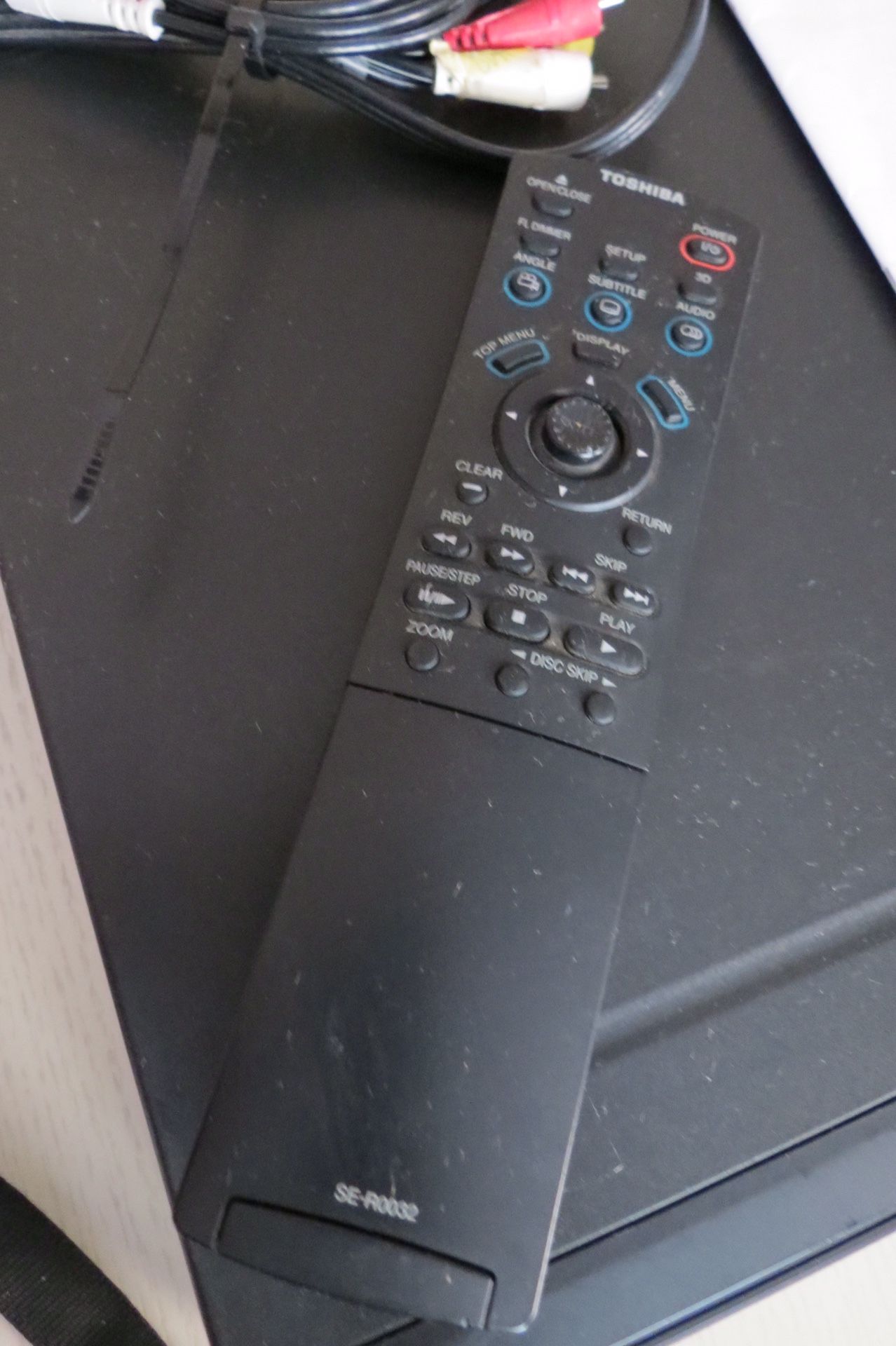 Toshiba 5 Disc DVD player with Remote AV Cord and Owner’s Manual