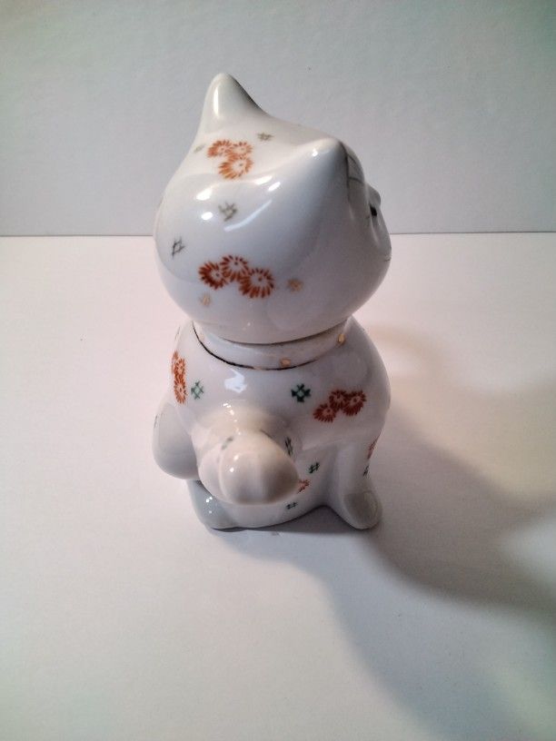 A Very Cute Cat Tea Pot .