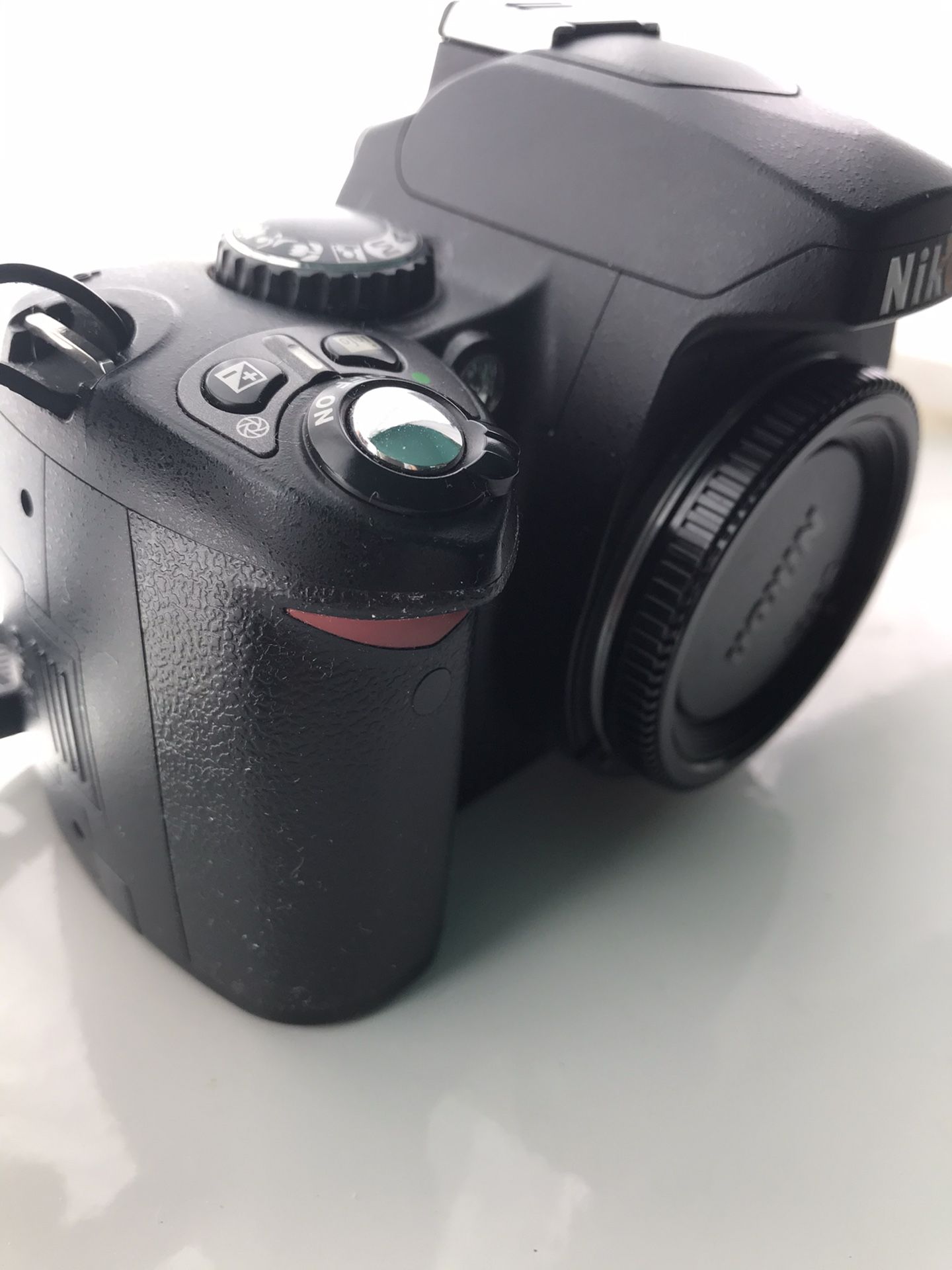 Nikon D40 6.1 MP Digital Camera DSLR Body only