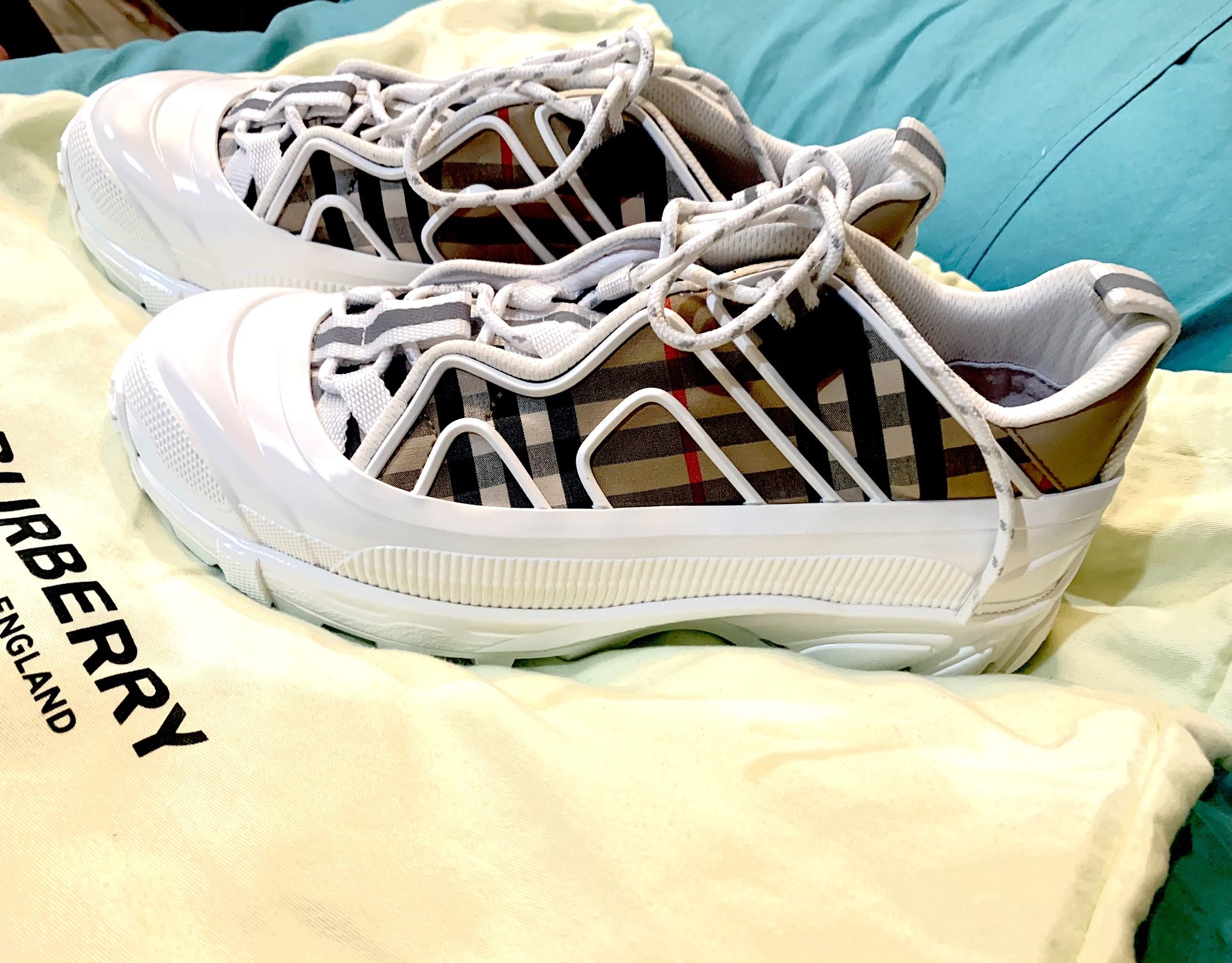 10010Burberry Arthur Check Sneakers SizeWith 7 Men’s 8 1/2 Women’s