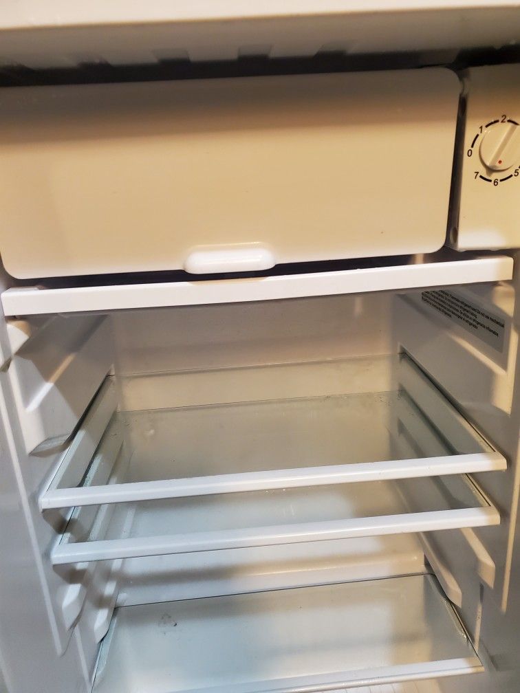 MAGIC CHEF MINI FRIDGE
