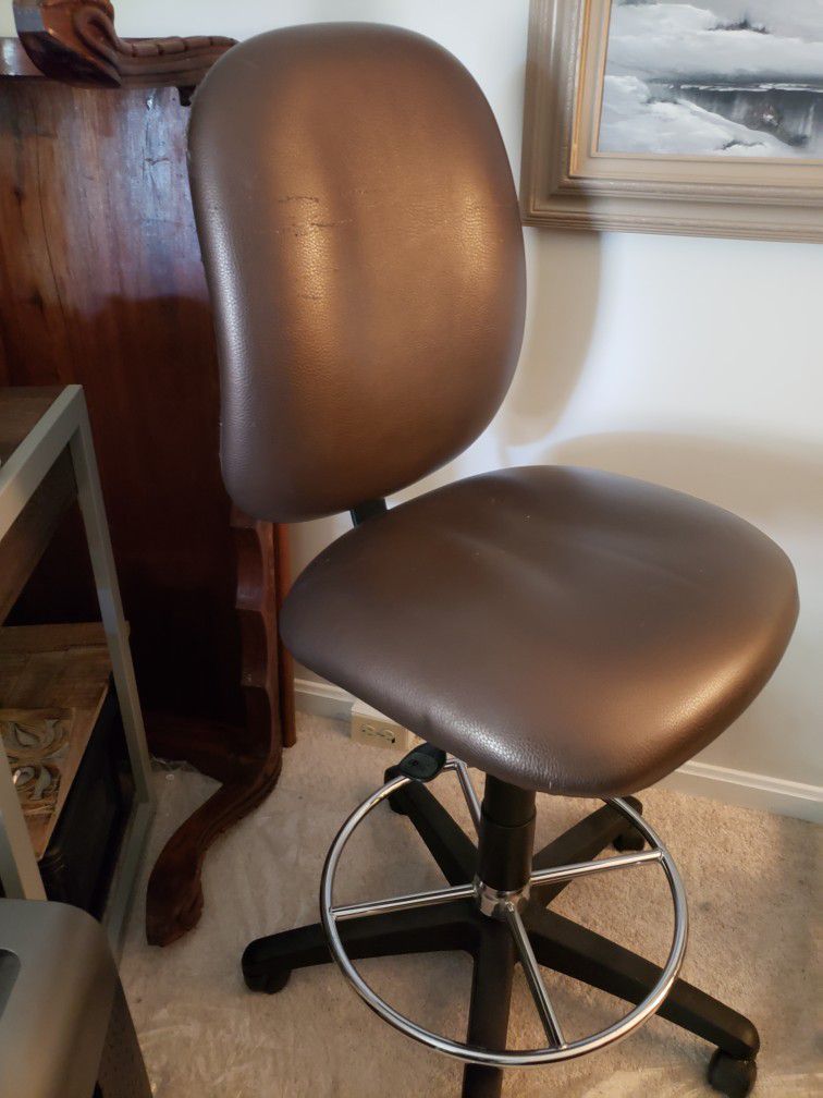 Adjustable To Bar Height Chair
