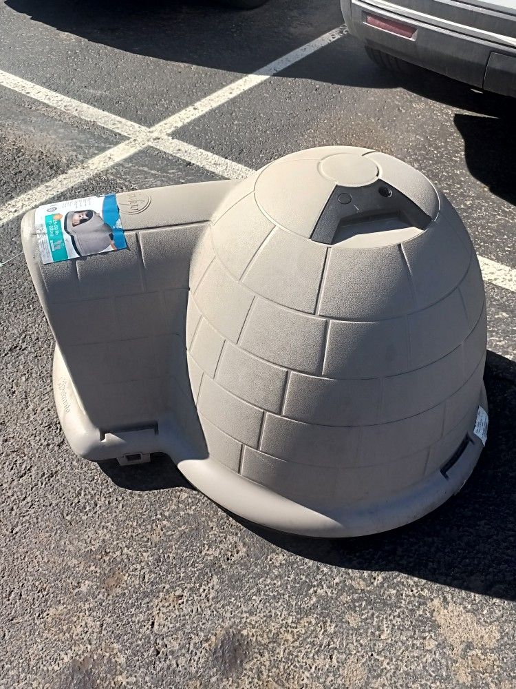 Petmate Indigo Igloo 25-50 lbs animals. Used only a few times. Great condition!
