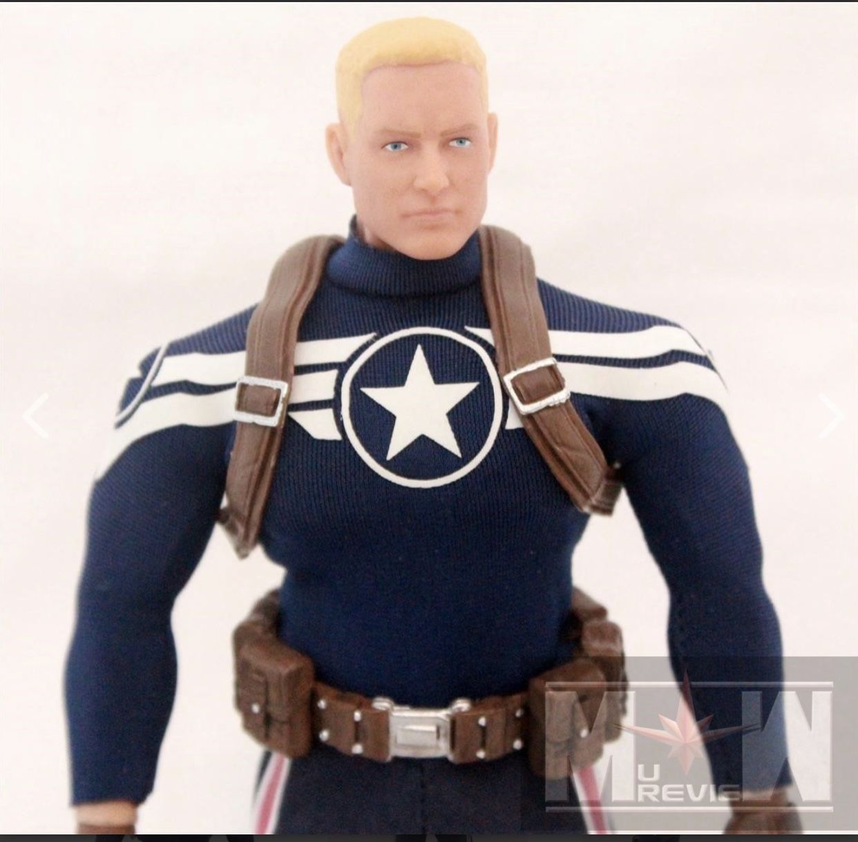 MEZCO: Captain America Commander Rogers 1/12 PVC Scale Action Figure