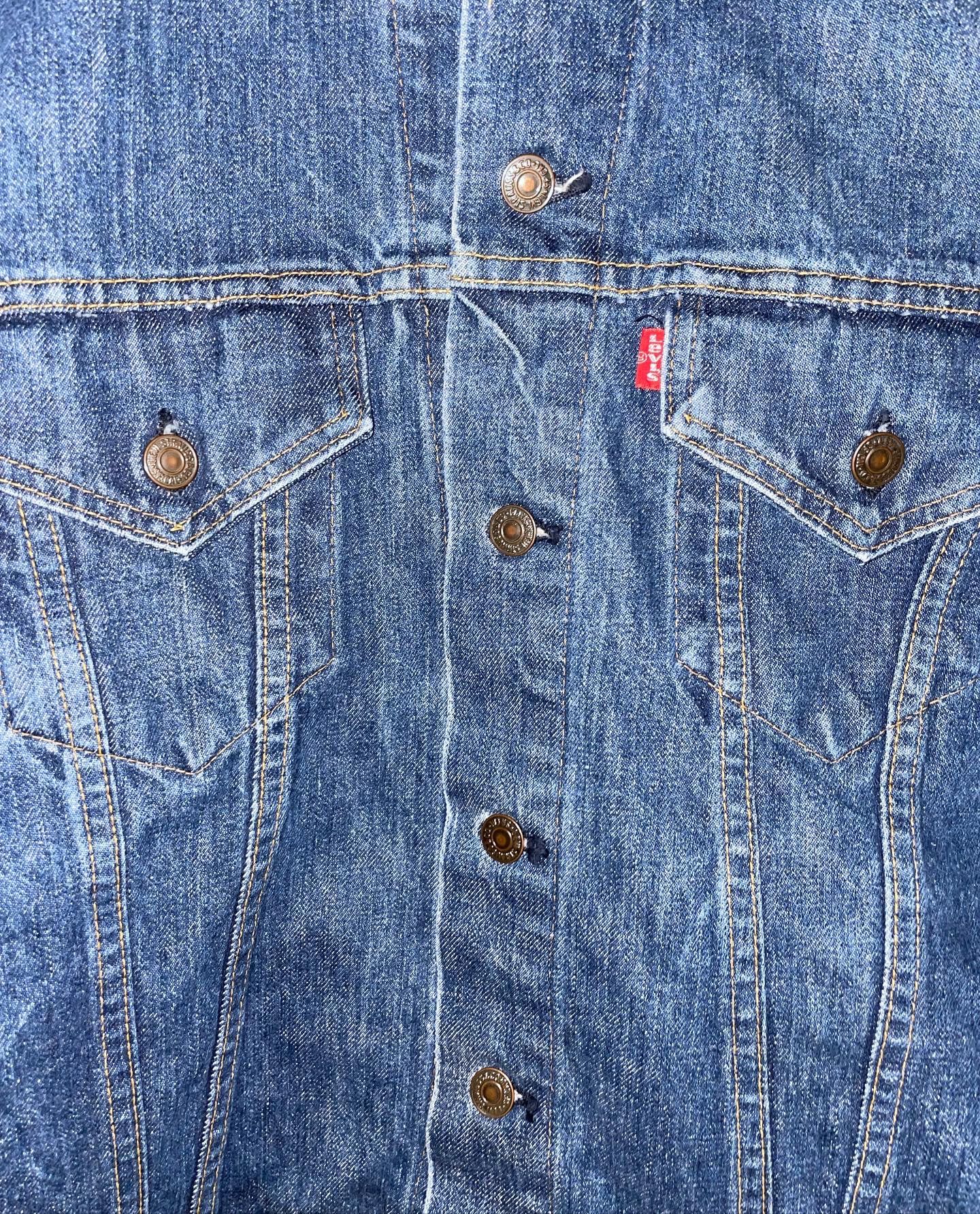 True Vintage 1970s Levi’s Small e Type III Denim Trucker Jacket Coat. Size 46 Medium (24in.x25in.) Price: 129 USD Long Lasting, Navy Blue,