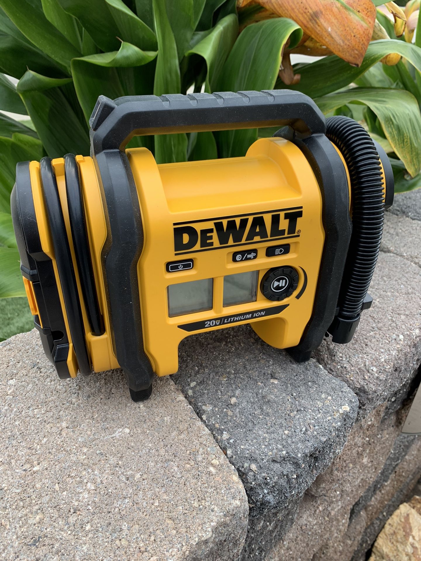 DeWalt 20v Inflator. Inflates tires Highpressure w/ auto shutoff. Tool
