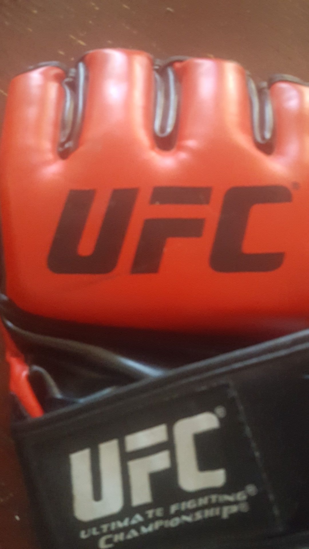 UFC SET LARGE FIGHTING GLOVES