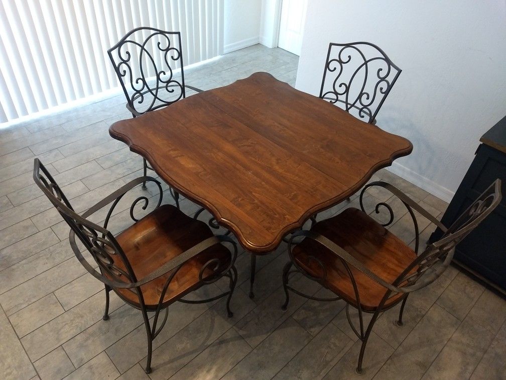 Kitchen / Dinning table with chairs