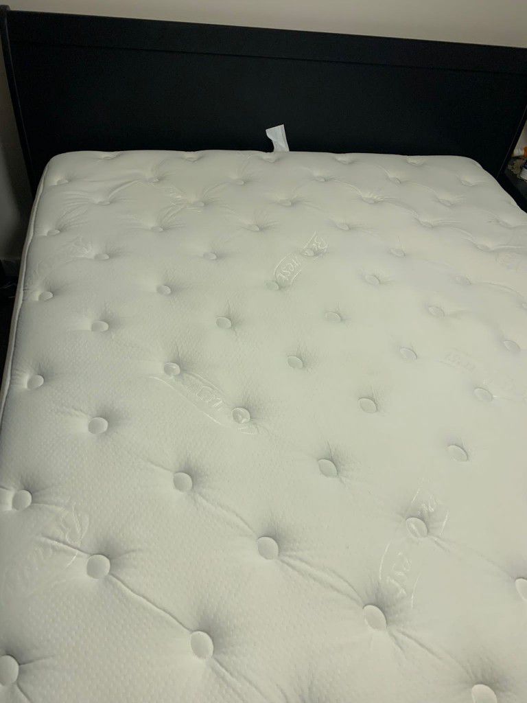 Cal KING Mattress Used Like New MATTRESS Barely used Looks Very New