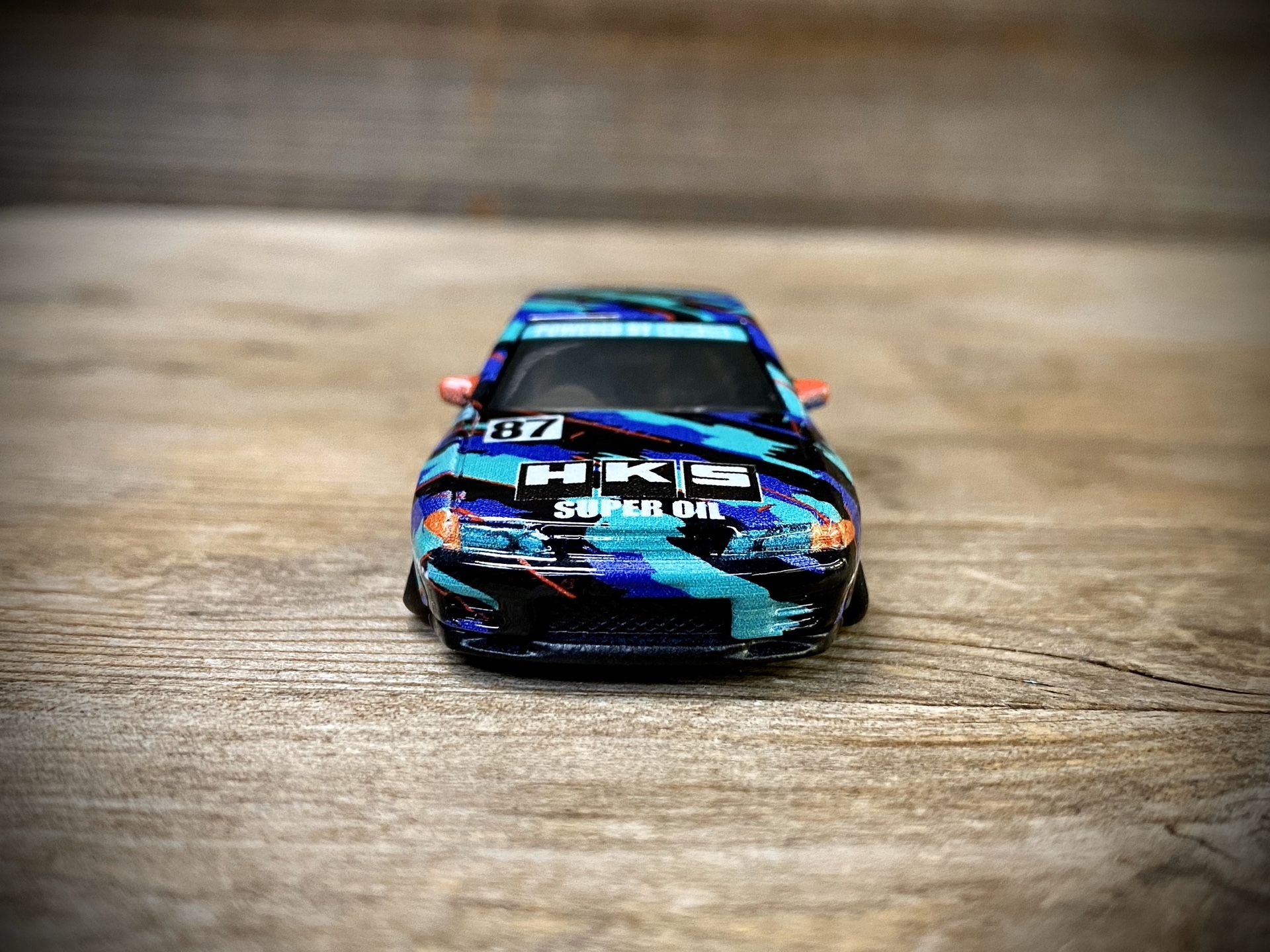 CUSTOM 1:64 HKS Nissan Skyline R32 - Hot Wheels (Lowered + camber with upgraded 7-spoke gold wheels with chrome lip)