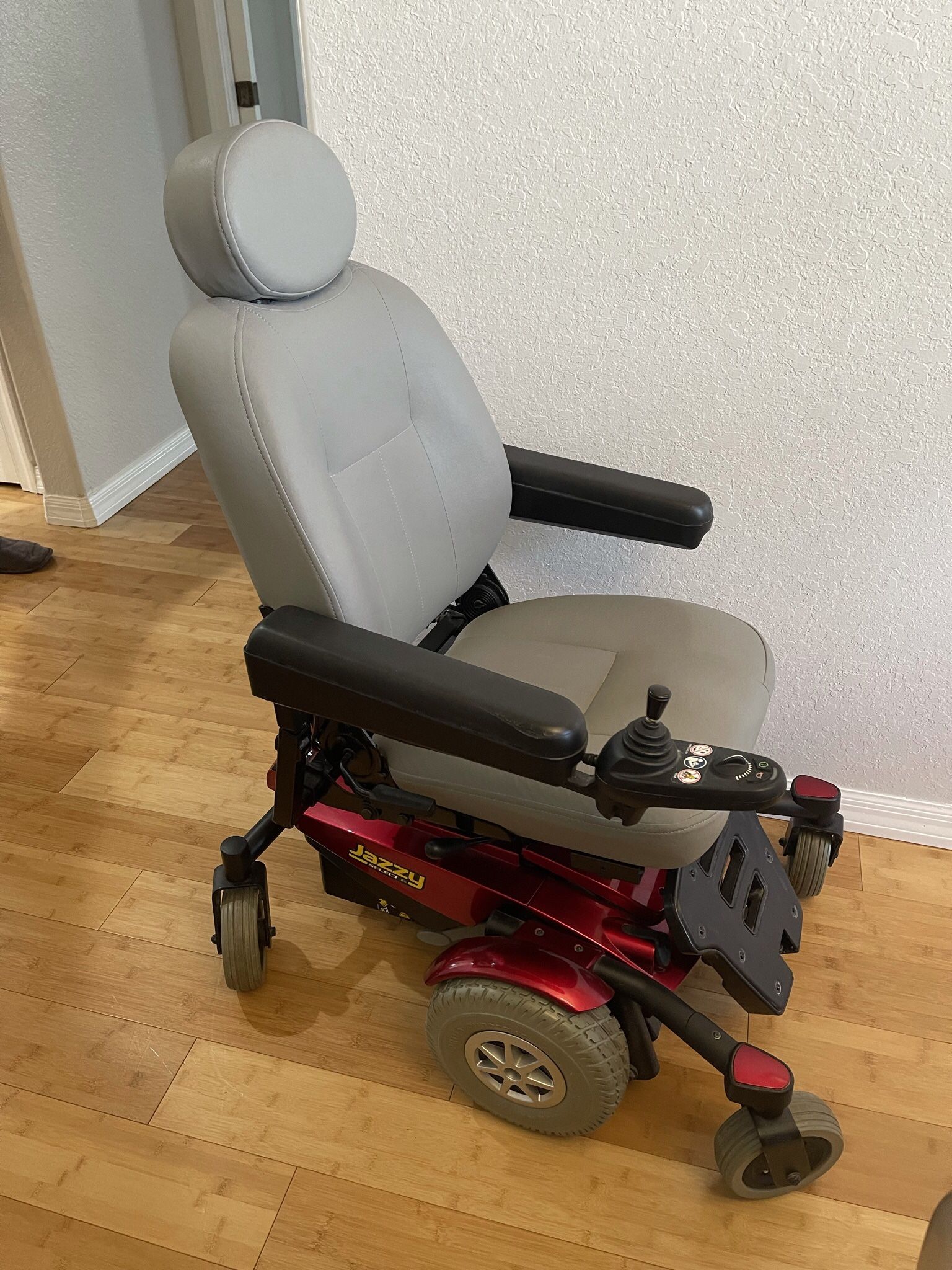 Like New Jazzy Select 6 Pride Mobility Scooter