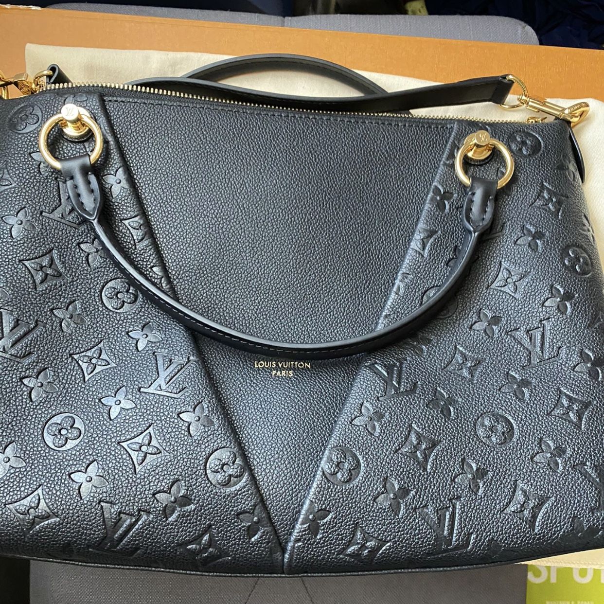 Louis Vuitton V Tote MM
