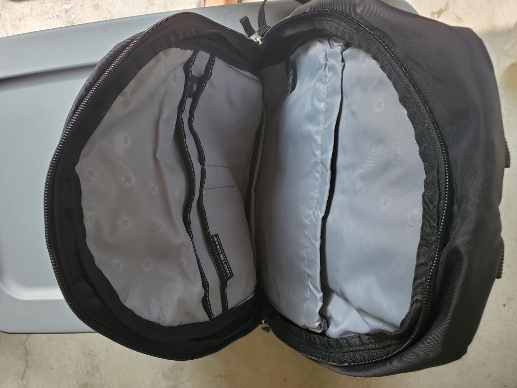 NEW Swiss Gear Student Backpack Black/Black Zipper with Padded Laptop Compartment