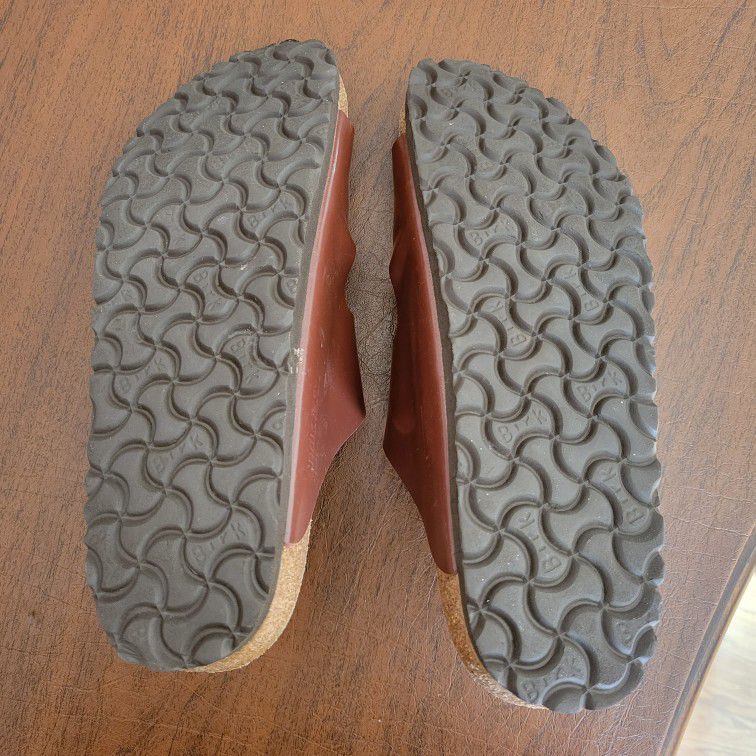 Birkenstock Sandals Arizona 240 L11 M9 Size 42 High shine chocolate 
leather.  Gold tone hardware. New, never been worn