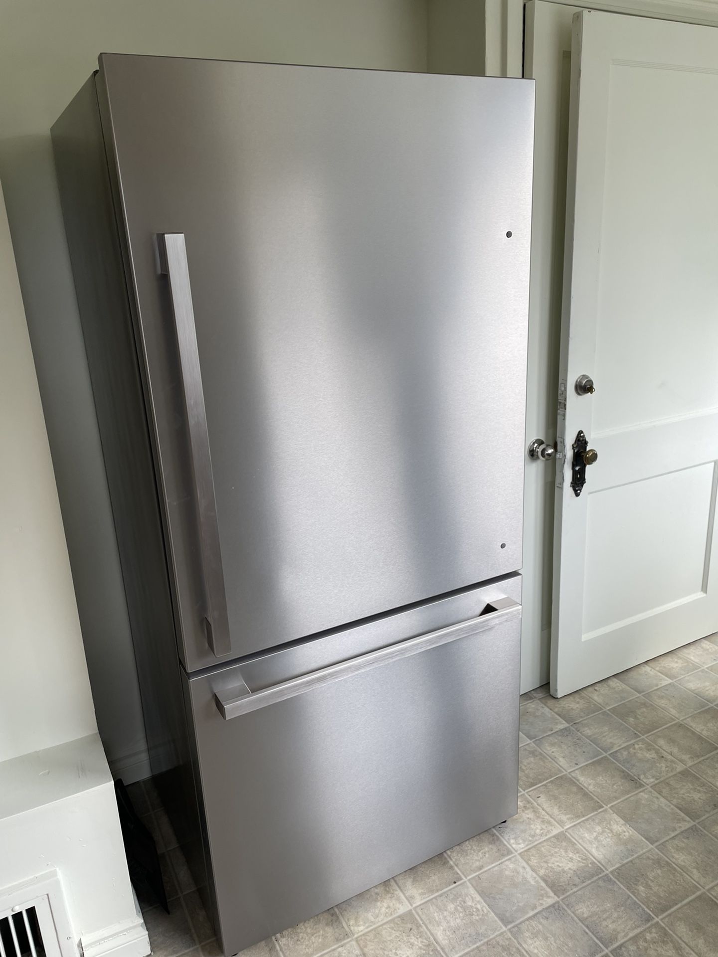 New hisense 17 2 cu ft counter depth bottom freezer refrigerator