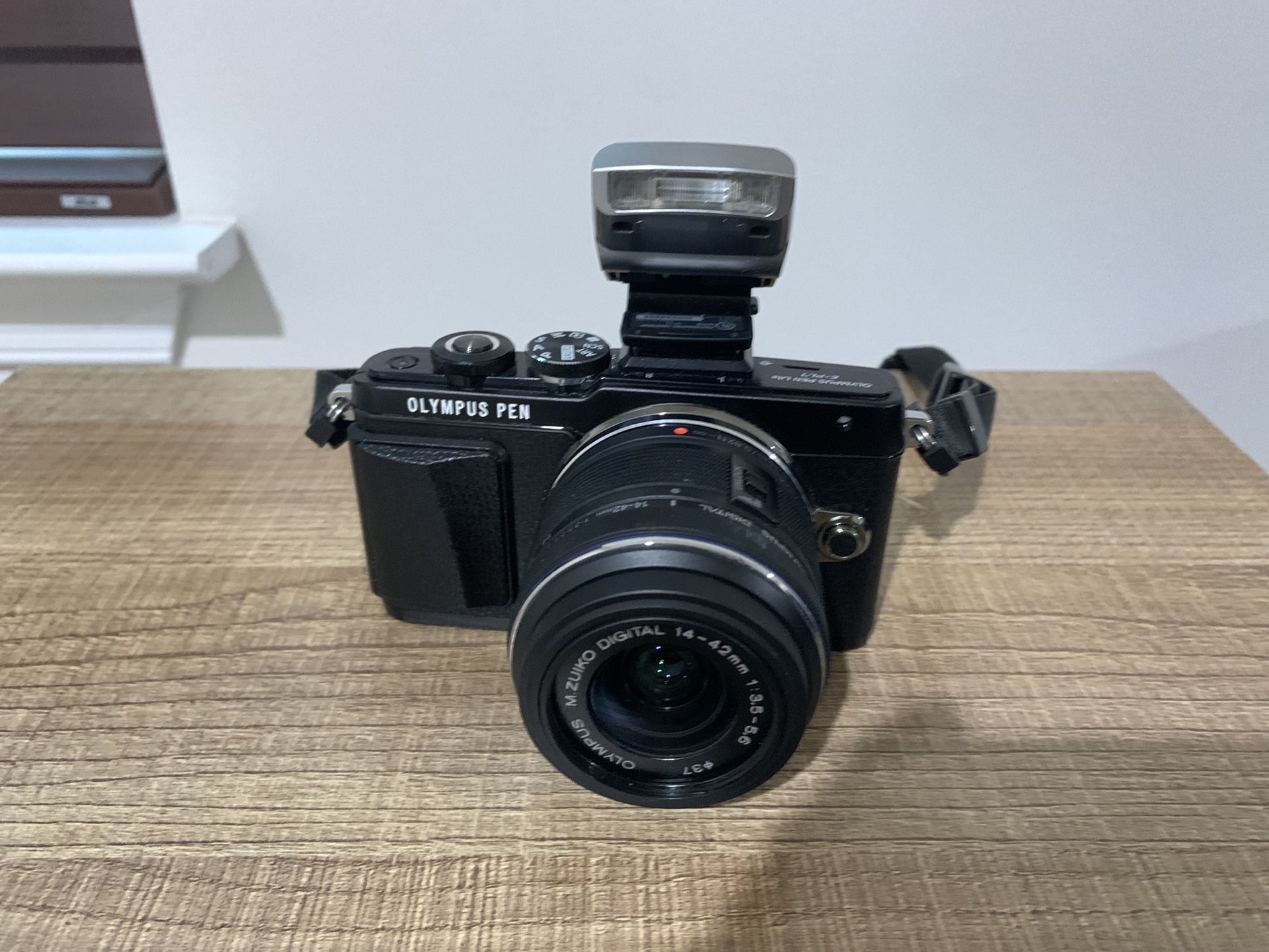 Olympus Pen Lite E-PL7 (Camera Bundle)
