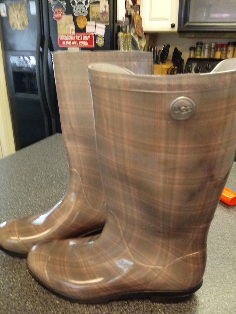 UGG RUBBER BOOTS SIZE 10 WOMANS BOOTS PLAID PATTERN