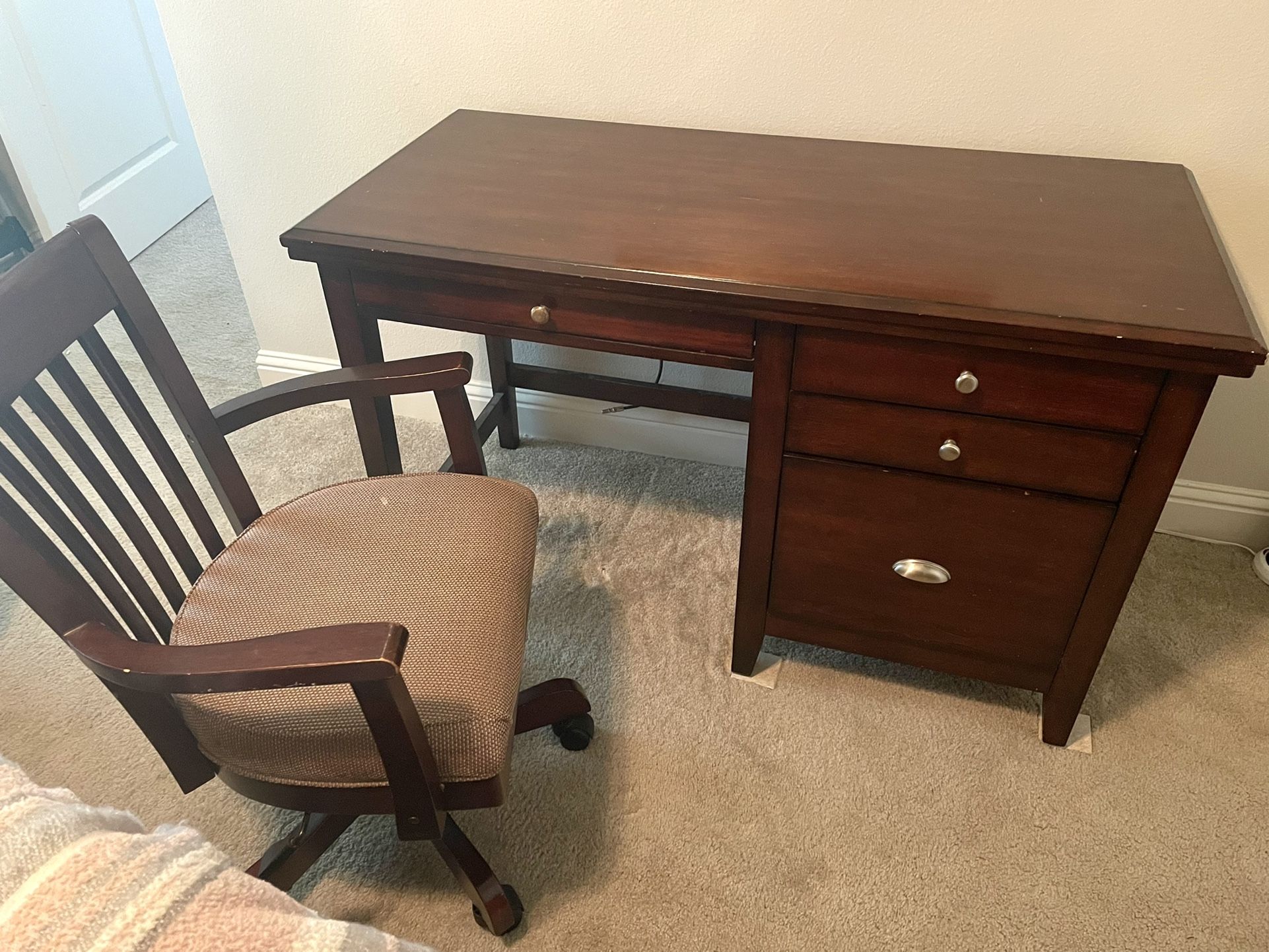 4 Piece Storage Queen Size Bedroom Set
