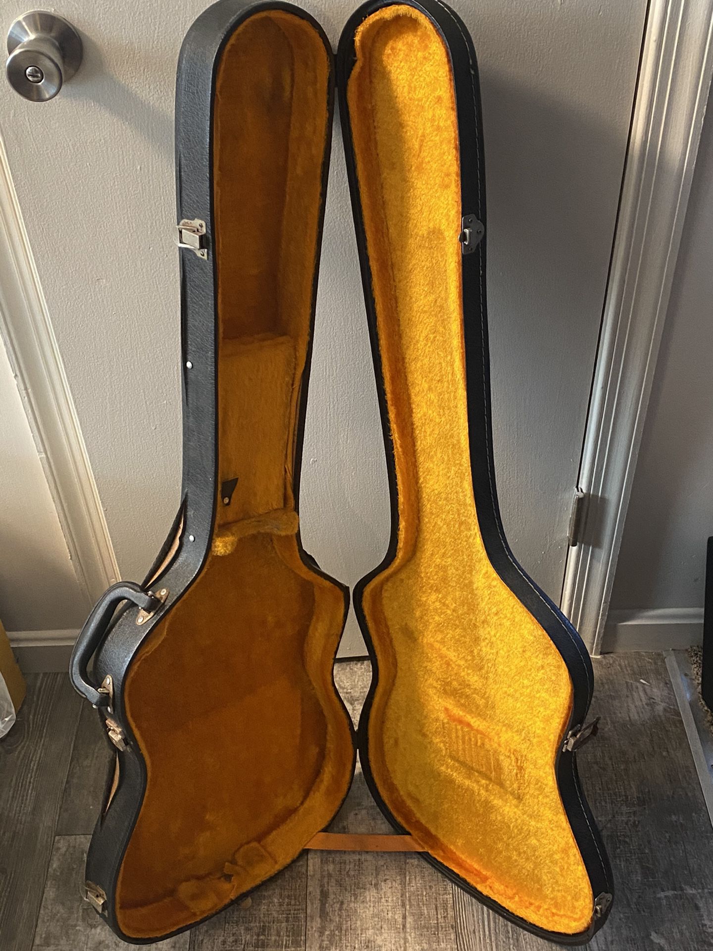Vintage Guitar Case Gibson?
