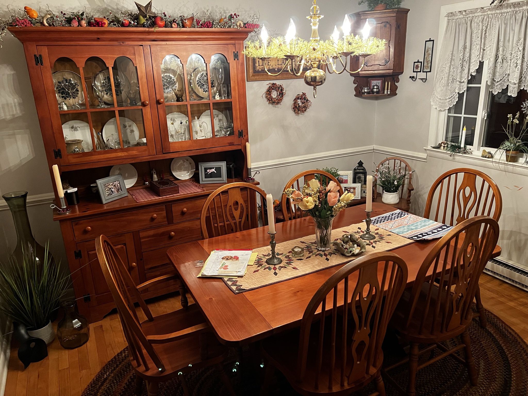Dining Room Set & 6 Chairs & Hutch Display
