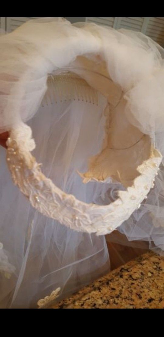 Beautiful Wedding Dress W/ Extra Long Veil