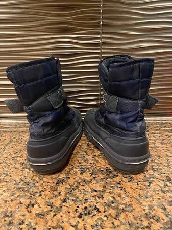 Kids Snow Boots Size 12 (toddler)