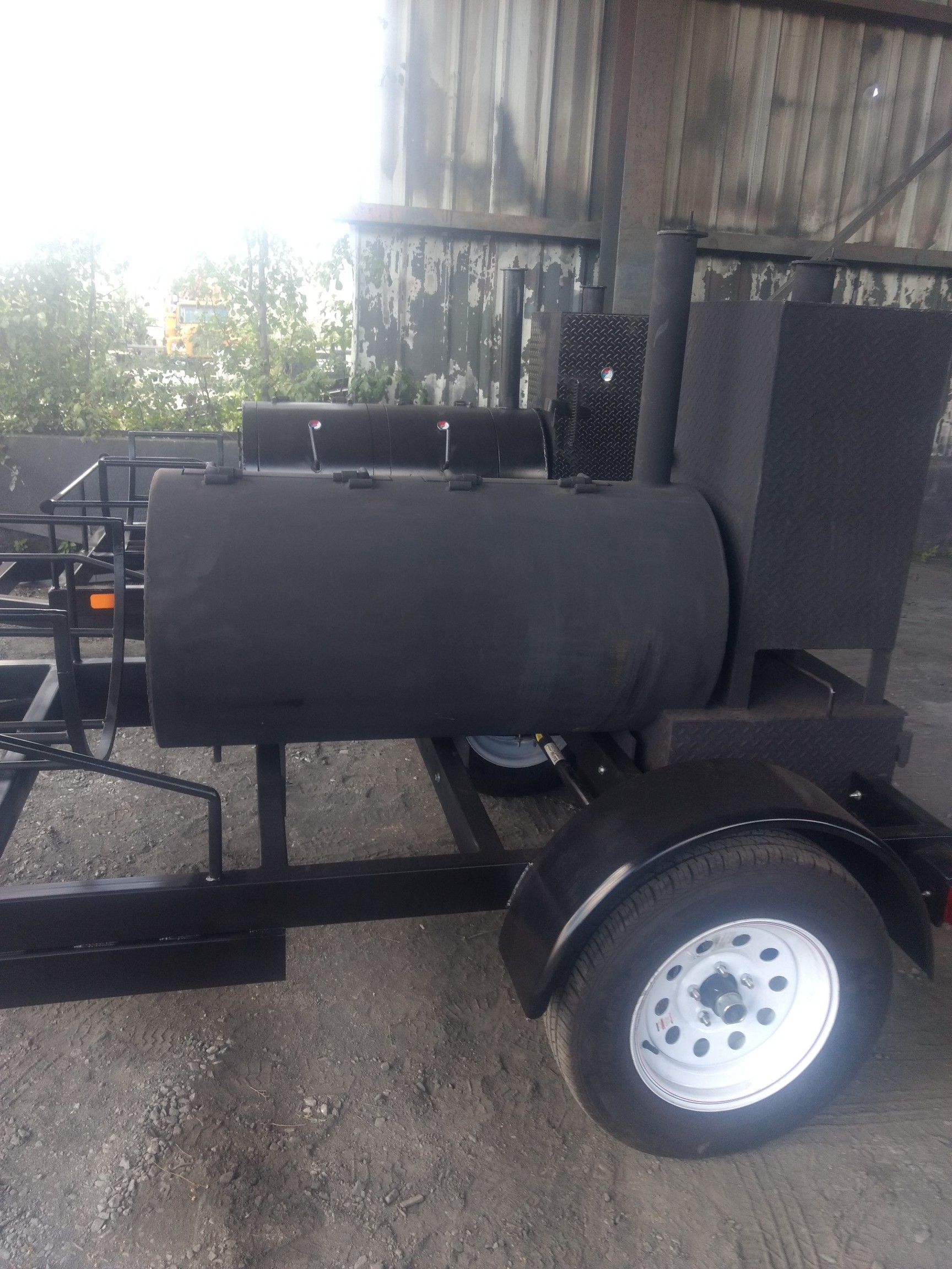 Reverse flow smoker