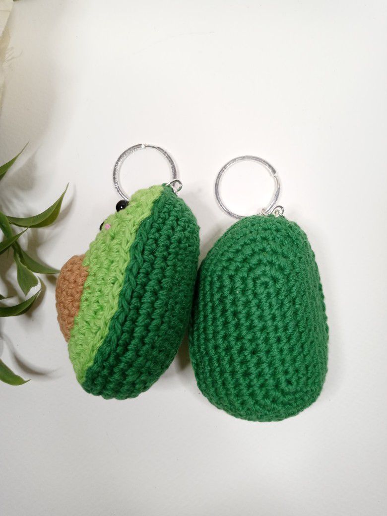 Avocado Halves Amigurumi. Crochet Couple of Avocado. Crocheted Avocados Keychains. Avocados In Love Keychain.  Avocado Plushie.  Aguacates Llaveros. 