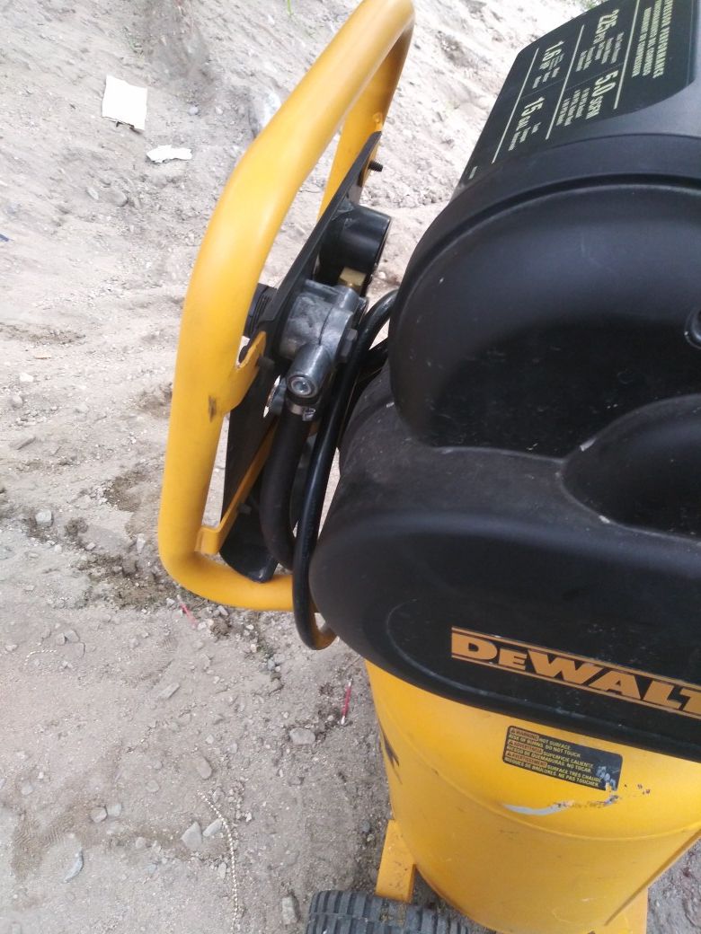 Brand New DEWALT D55168 225 PSI 15 Gallon 120-Volt Electric ,Wheeled, Portable Continuous Workshop Compressor