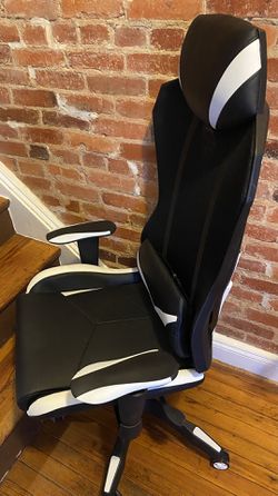 Almost Brand new Gaming Chair Thumbnail