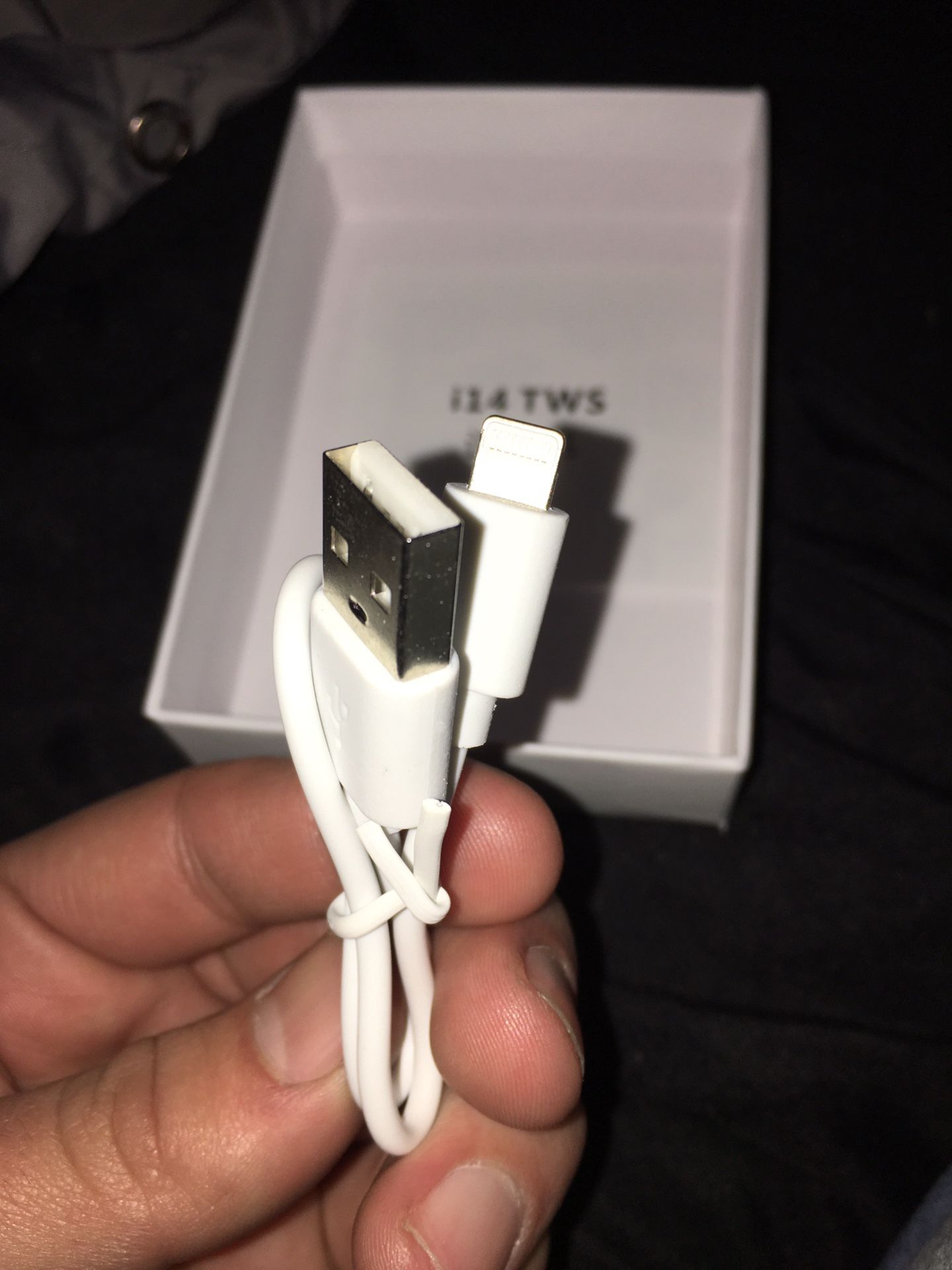 WIRELESS HEADPHONES / EARBUDS (WORKS WITH ANDROID & IPHONE)