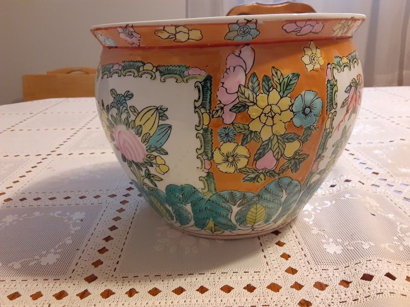 6,5 INCHES TALL AND 8,5INCHES WIDE AT TOP VERY BEAUTIFUL LOOKING ASIAN FISH BOWL
