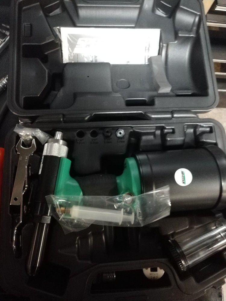 Brand New Quarter Inch Air Riveter With Tips And Ends