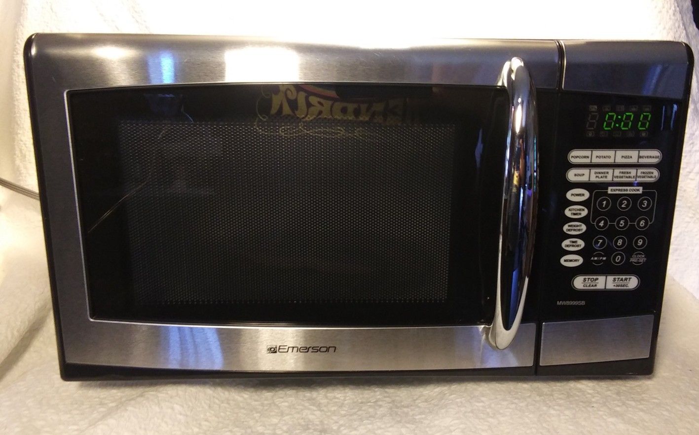 Like New Emerson MW8999SB 0.9 Cubic Foot Countertop Microwave Oven - Stainless Steel. Cooking is made fast and easy with this reliable Emerson microwa