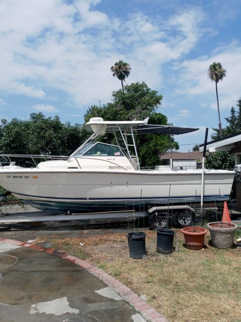 26' PURSUIT FISHING BOAT