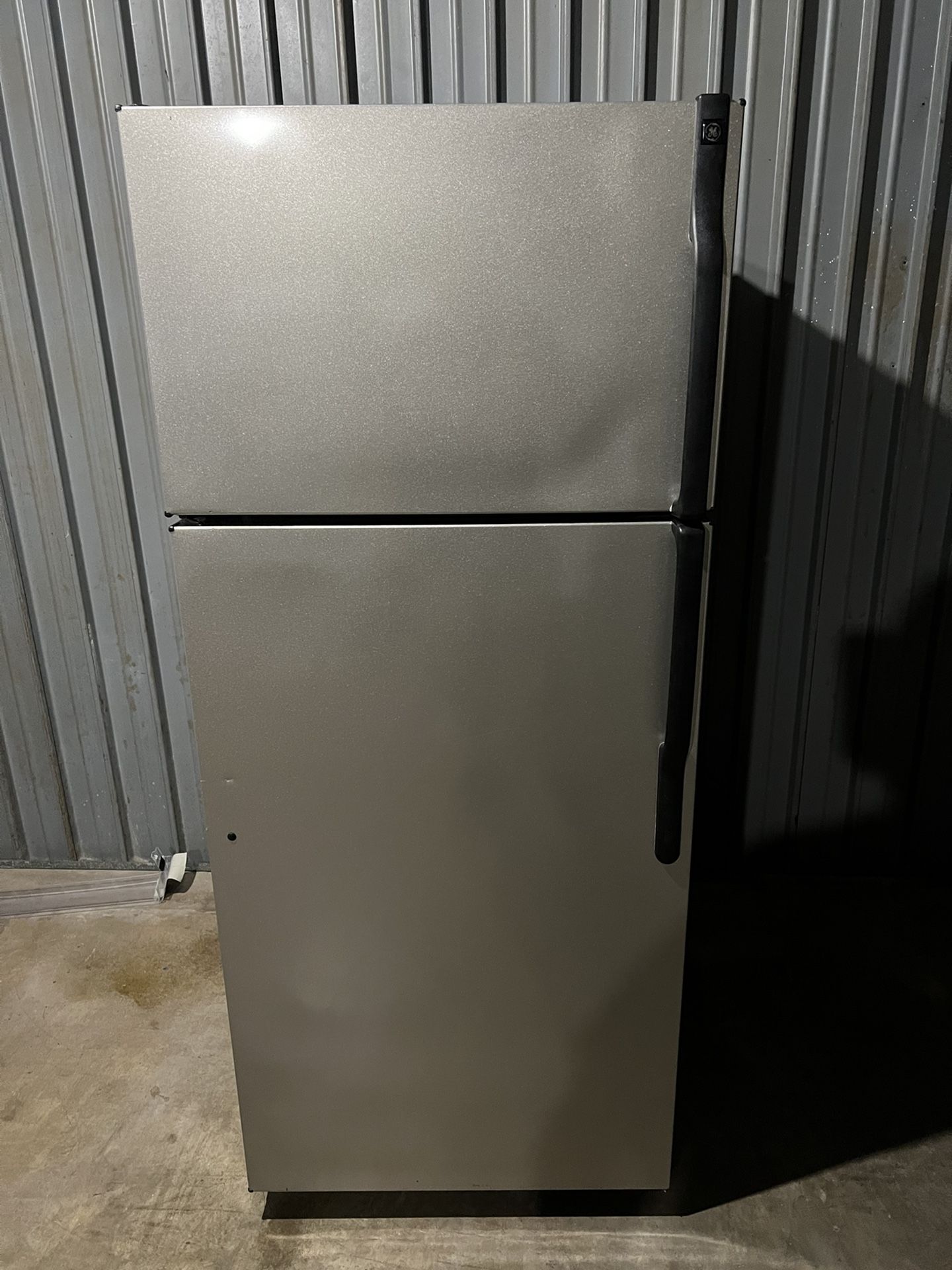 GE STAINLESS SLATE COLOR REFRIGERATOR for Sale in Dallas, TX - OfferUp